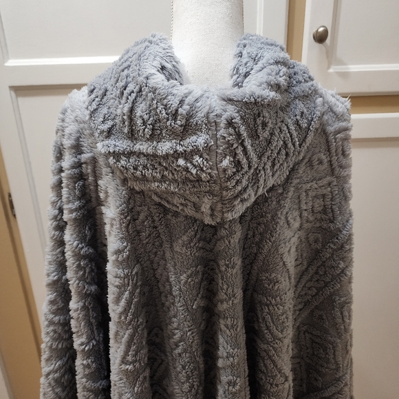 Cozy Gray Hooded Fuzzy Sherpa Fleece Poncho NWOT - Picture 3 of 11